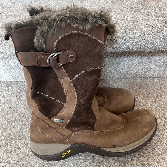 Dansko Cynthia Suede Shearling Lined Waterproof Boots in Brown. EUC. 39. - Picture 3 of 15